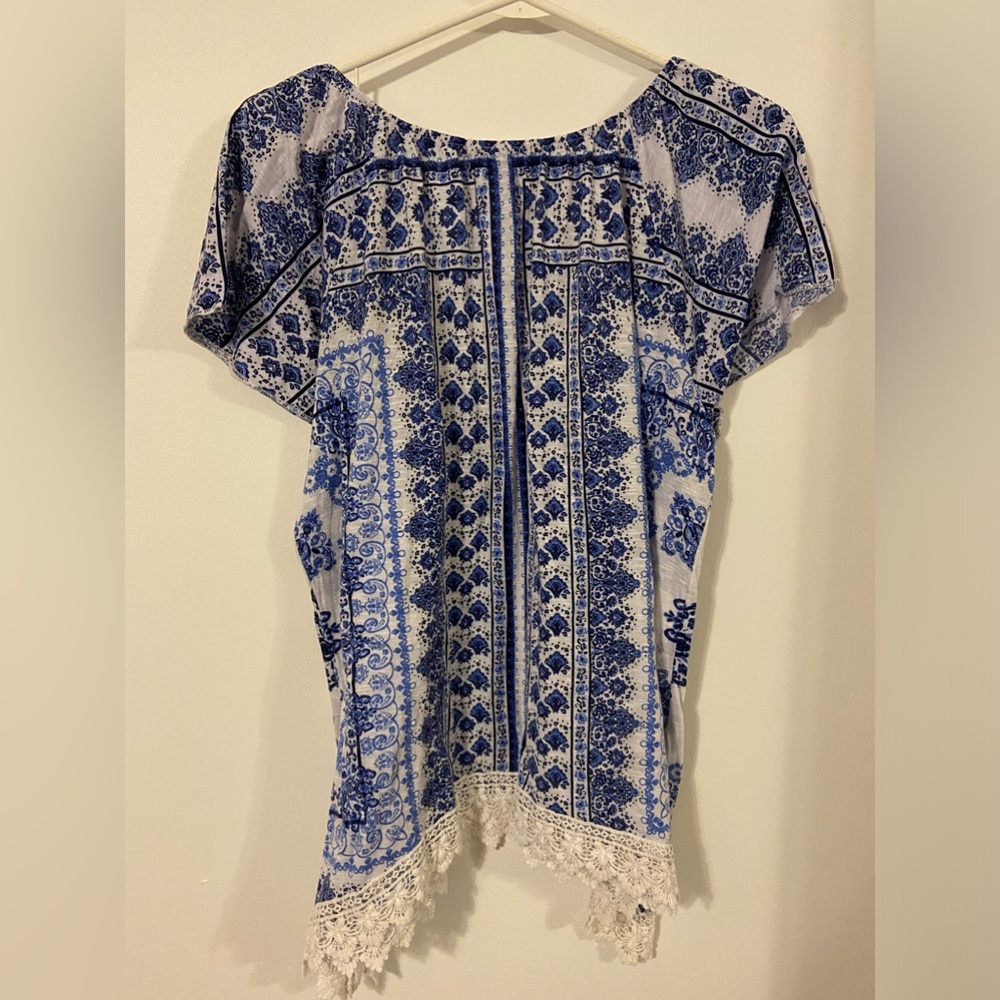 🌹- Women’s short sleeve blue and white top